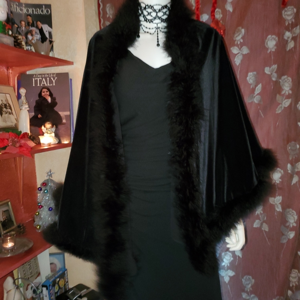 🖤Black Velvet Cape with Marabou feathers 🖤 - Picture 13 of 16